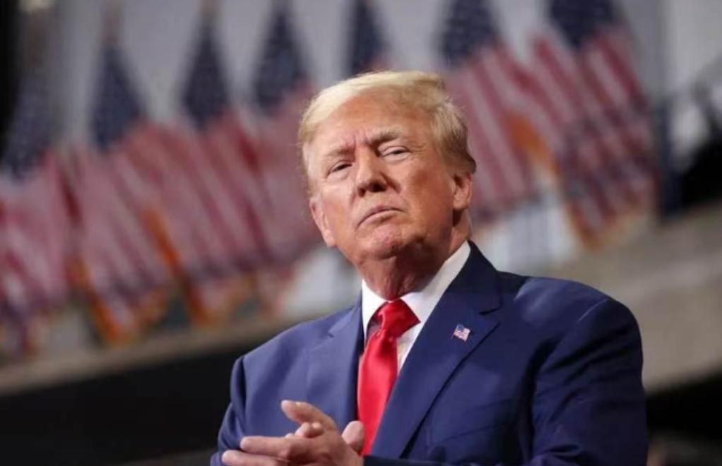 美国媒体集体懵了！特朗普从中国回来后像换了个人，不谈外交不谈经济，每天睁眼第一件