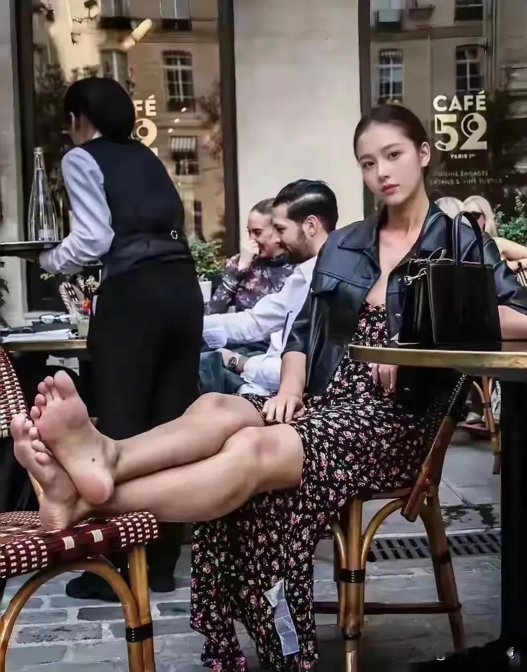 照片中这个美女看脸蛋真漂亮，但是一看她的大粗腿不禁让人哆嗦了一下。
她的五官长得