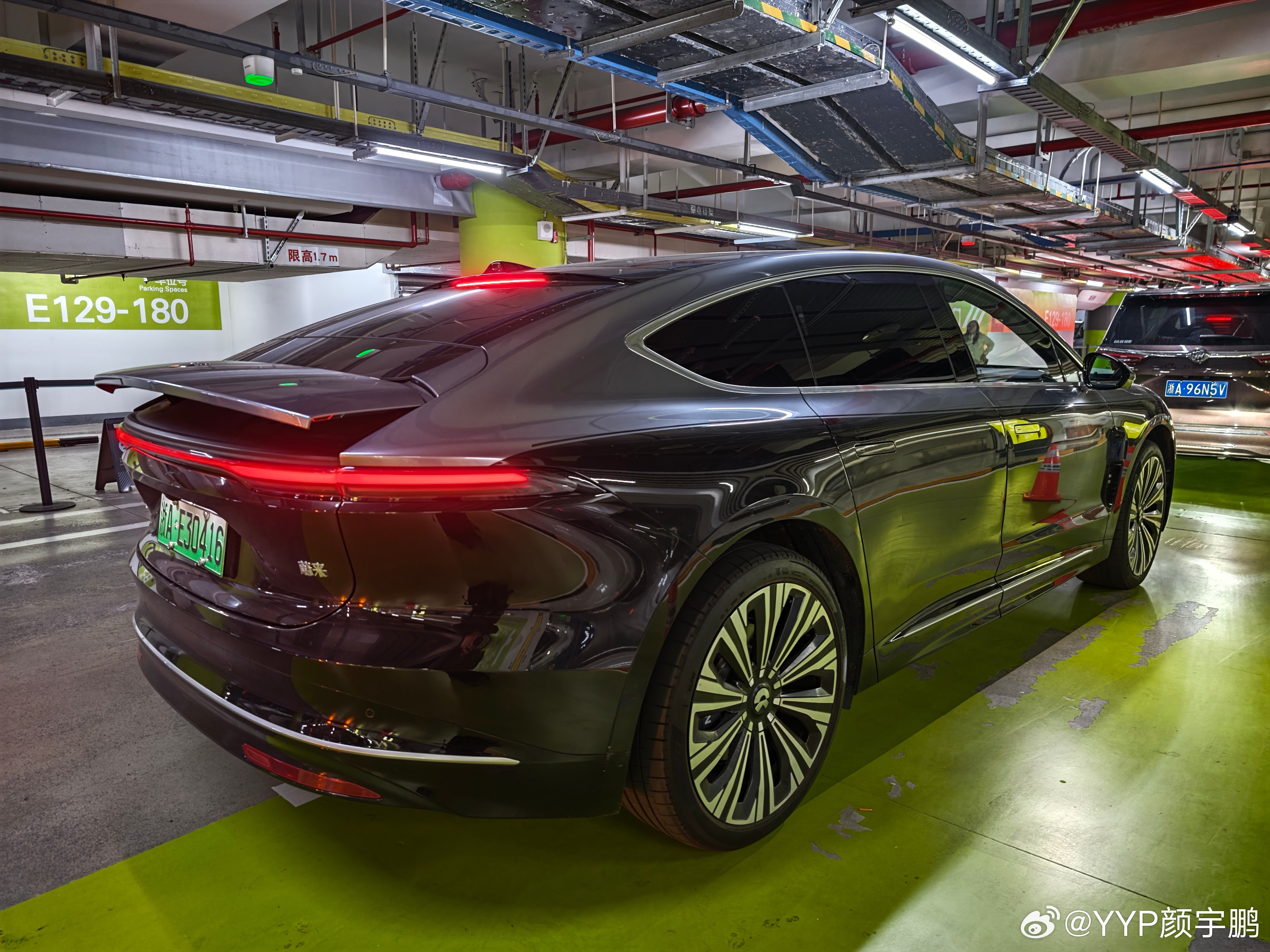 昨天在上海的蔚来商旅驾享，还是一台很不起眼的白色ET9；今天到杭州再约，好家伙，