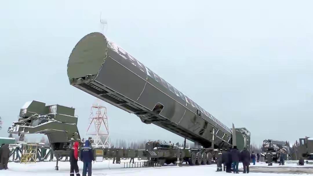 驱倭八十载，阅兵慰英先。
​常思甲午日，难忘三一年。
鹰击蓝天啸，巨浪沧海宽。