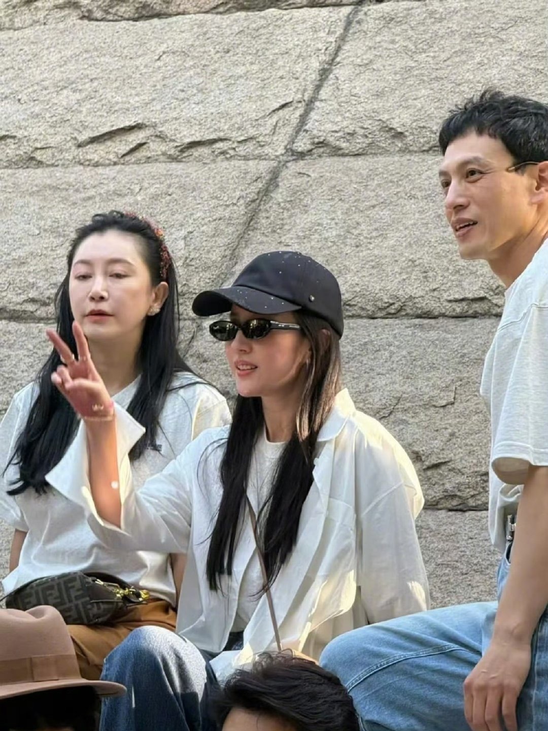 刘亦菲现身北电同学聚会路透真的太美了！天仙旁边的女演员是陈姝吧？刘亦菲回北电和同