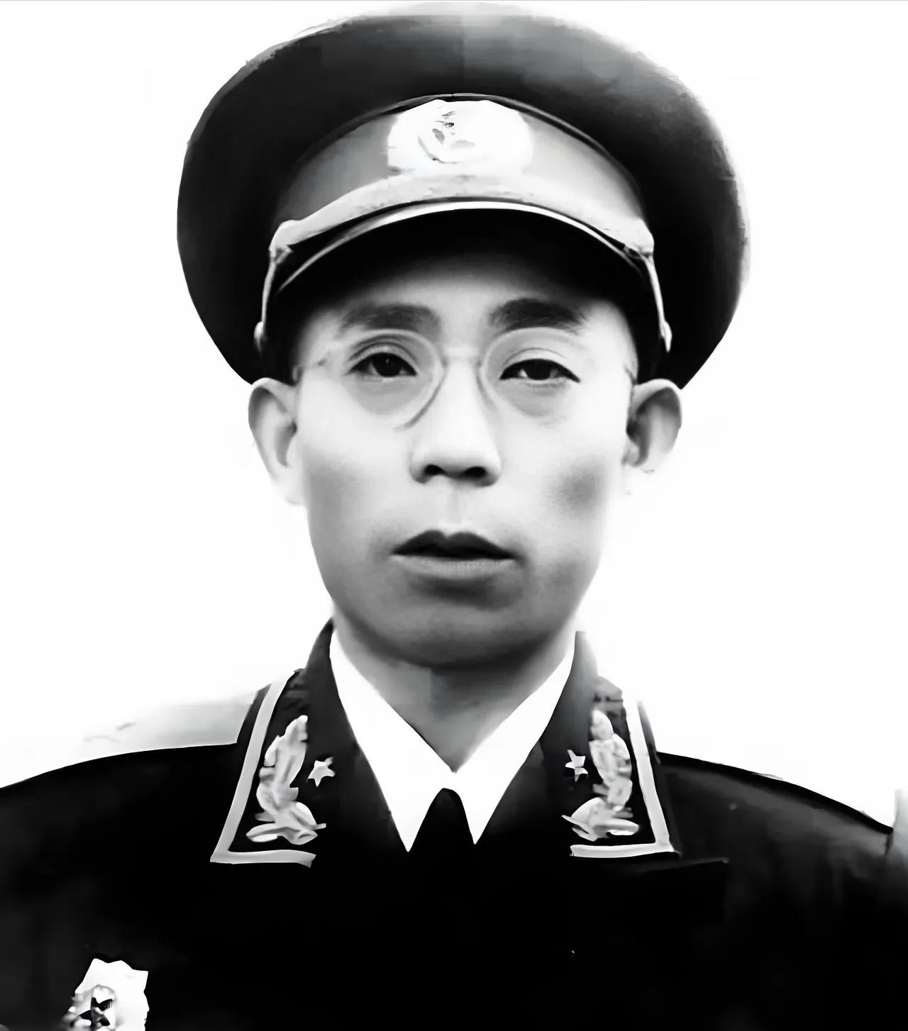 1939年，团长李文清缴获一支手枪，政委非要他上交，过几天发现竟被送给了女学生。