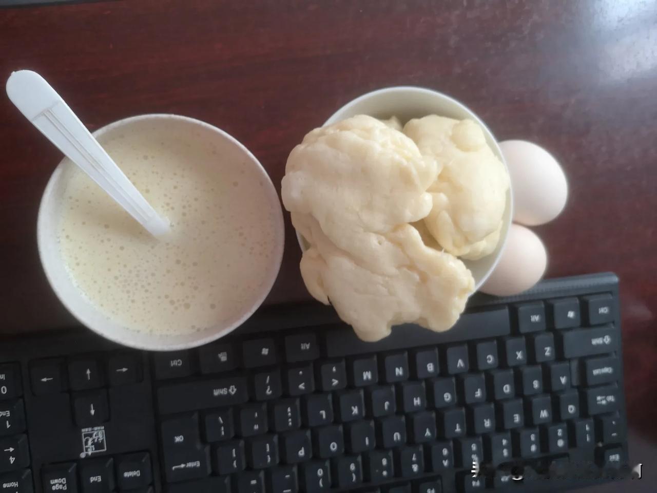 今天的早餐
简单吧？全部自己手工做得，没有添加剂哦。
豆浆直接放黄豆磨的，连糖都