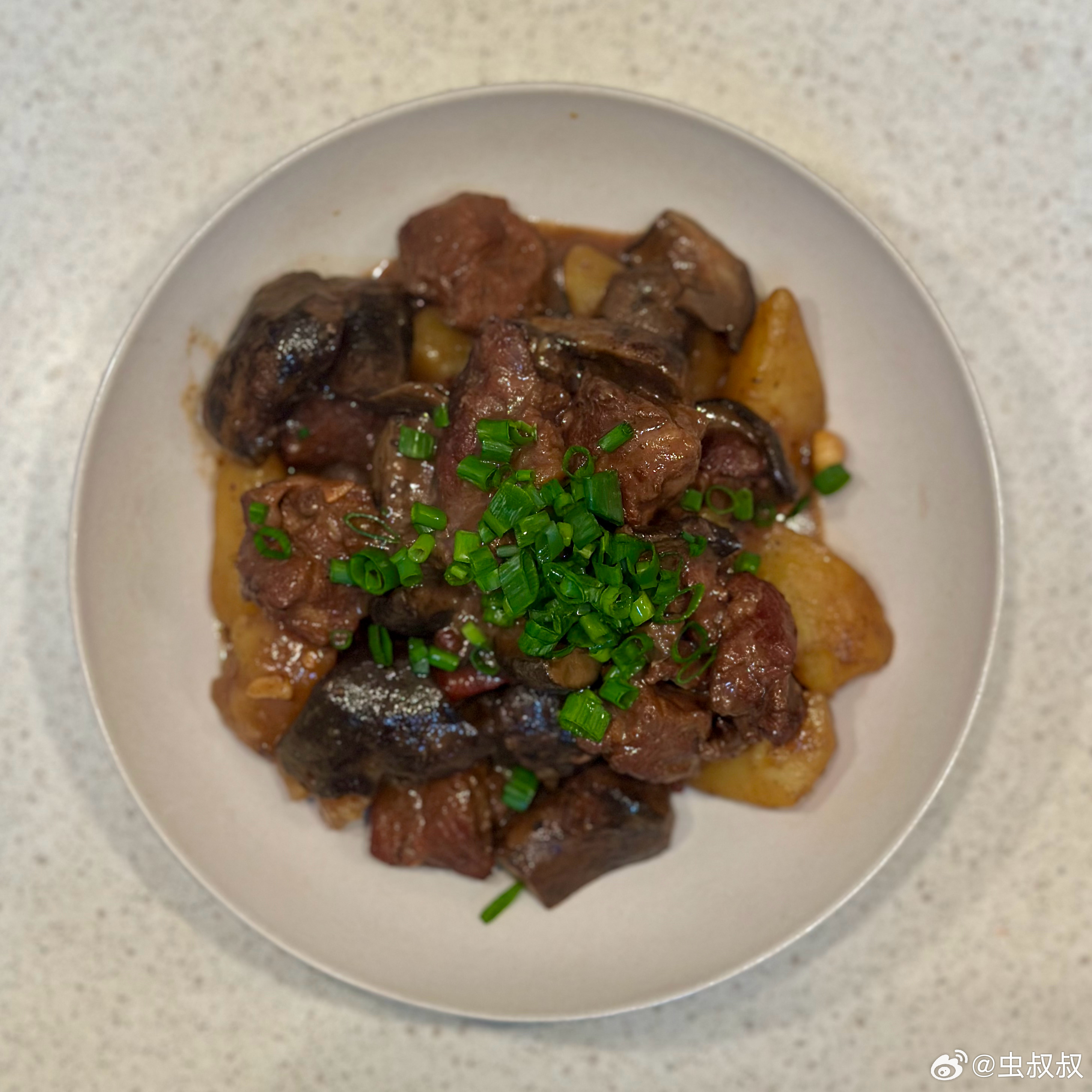 朋友送了点黑牛肝菌过来，中午做了牛肝菌土豆烧牛肉，又当菜，又当主食，还是面条的浇