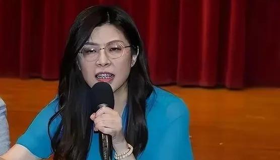 国民党副主席张荣恭在节目里爆了个猛料，说郑丽文根本不是大家以为的“统一女神”，反