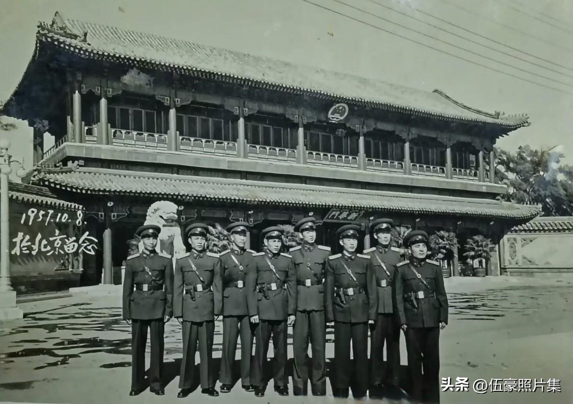1957年10月8日，参加国庆八周年观礼的中国人民解放军合影，统一扎武装带佩戴手