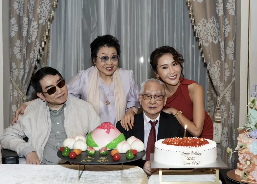 黎姿和家人在一起过生日，黎姿站在帅气的爸爸后面，妈妈和弟弟在她旁边，一家人有说有