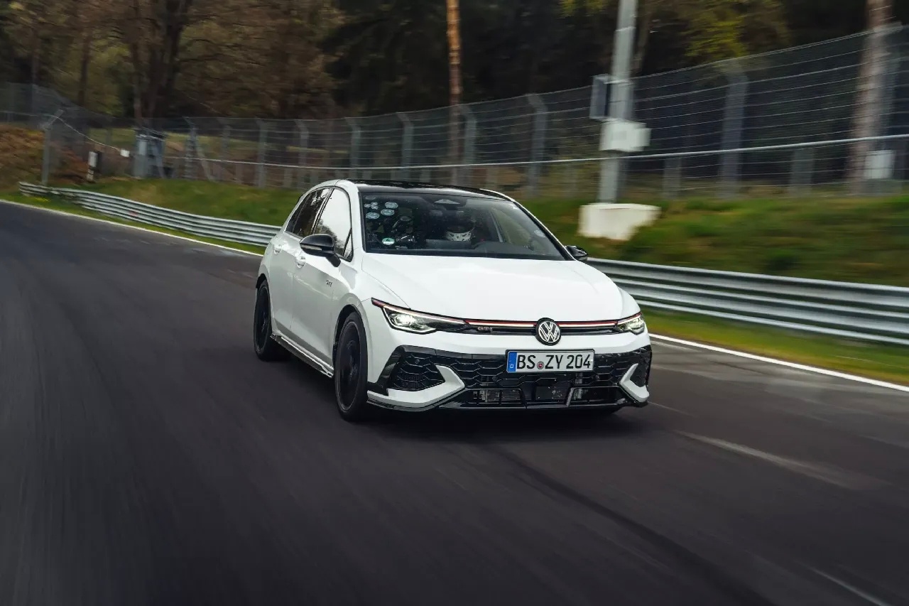 全新高尔夫GTI50周年限定版!  和现在国内新款的感觉比对一下怎么样？高尔夫G