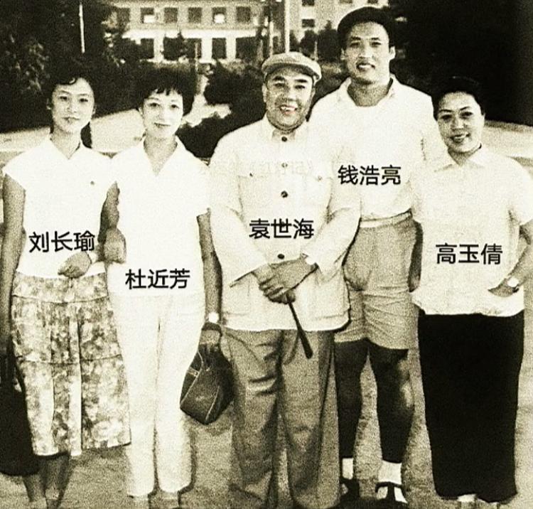 “红灯记”剧组的演员们