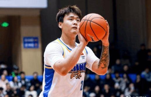 本想看看周琦面对老东家会有怎样的表现，不料人家又不打了，据说是上一场比赛受伤了，