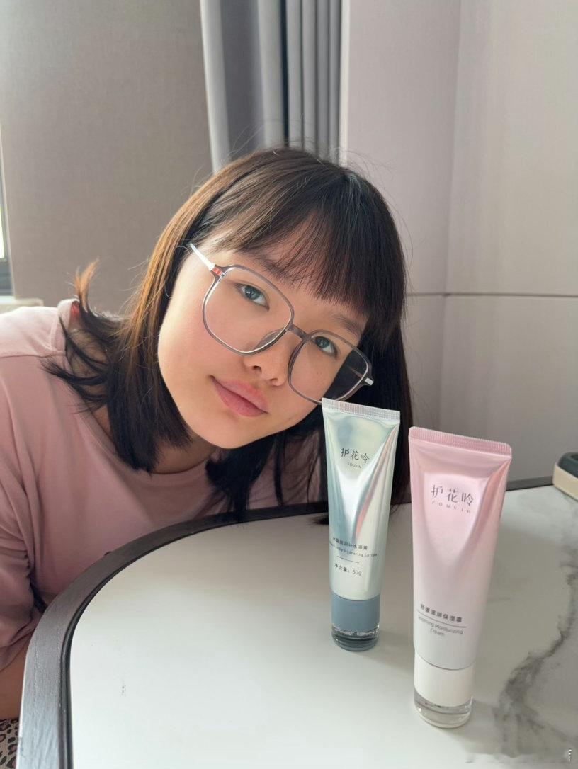 侄女是个小酒窝美女，她说太原的冬天很干燥，高中三年，全靠护花呤补水凝露和保湿滋润
