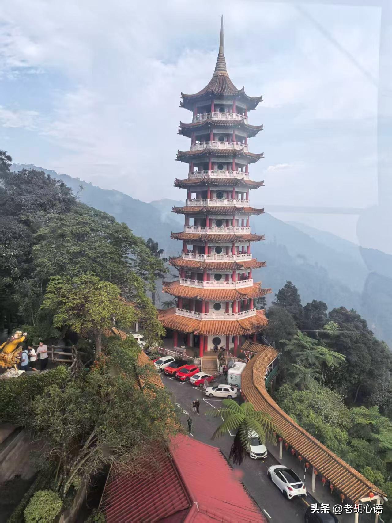 5看过层山环绕的古塔，心里是否也会慢慢安静下来？
 群山环抱，古塔静立。
远离城