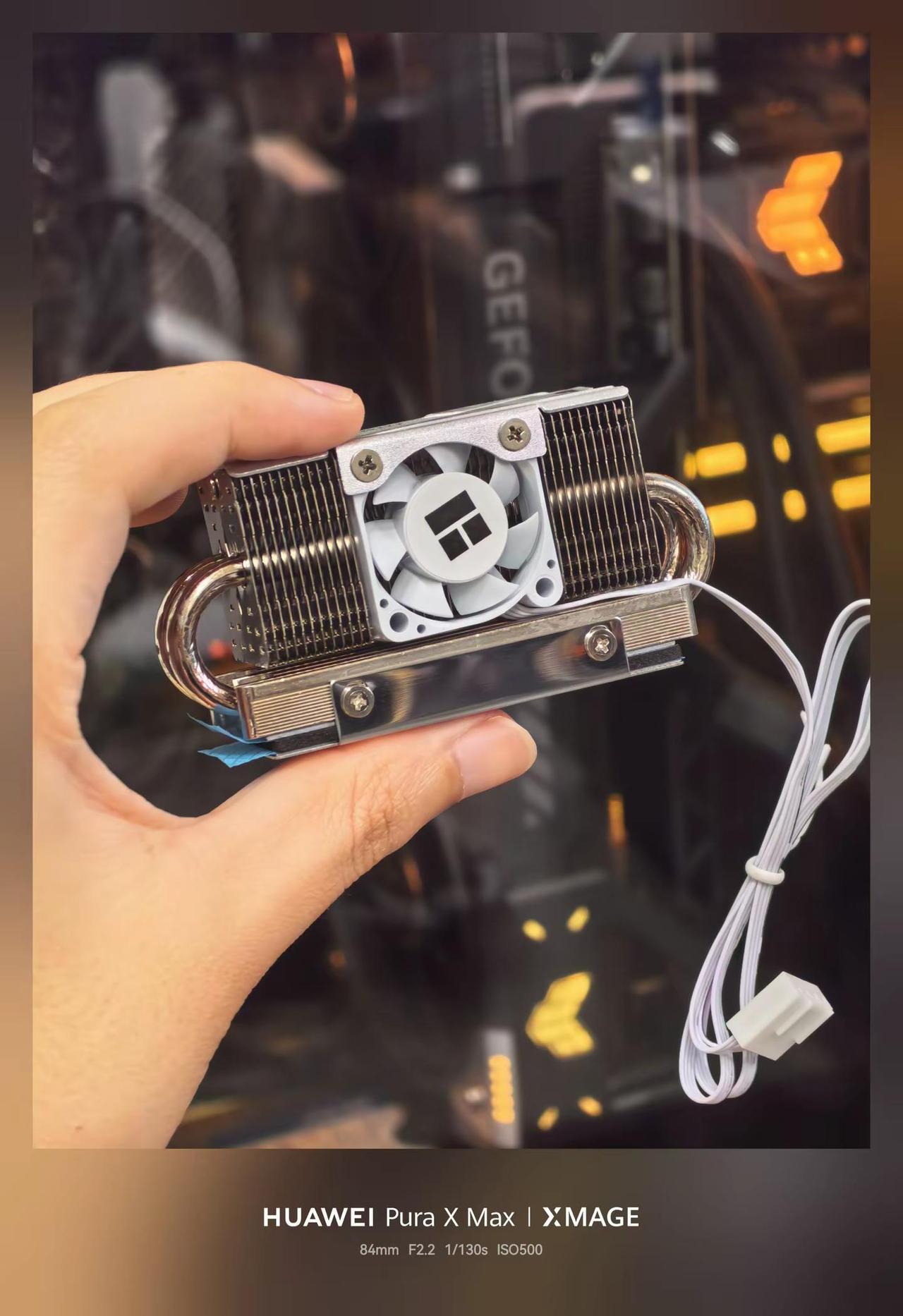 没想到固态也得上散热了 PCIe5.0用马甲温度下不去，加上边上显卡背板发热量也