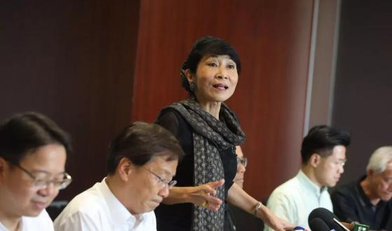 “我又不是中国人，为什么要唱国歌？”2017年的香港立法会宣誓环节中，会议员毛孟