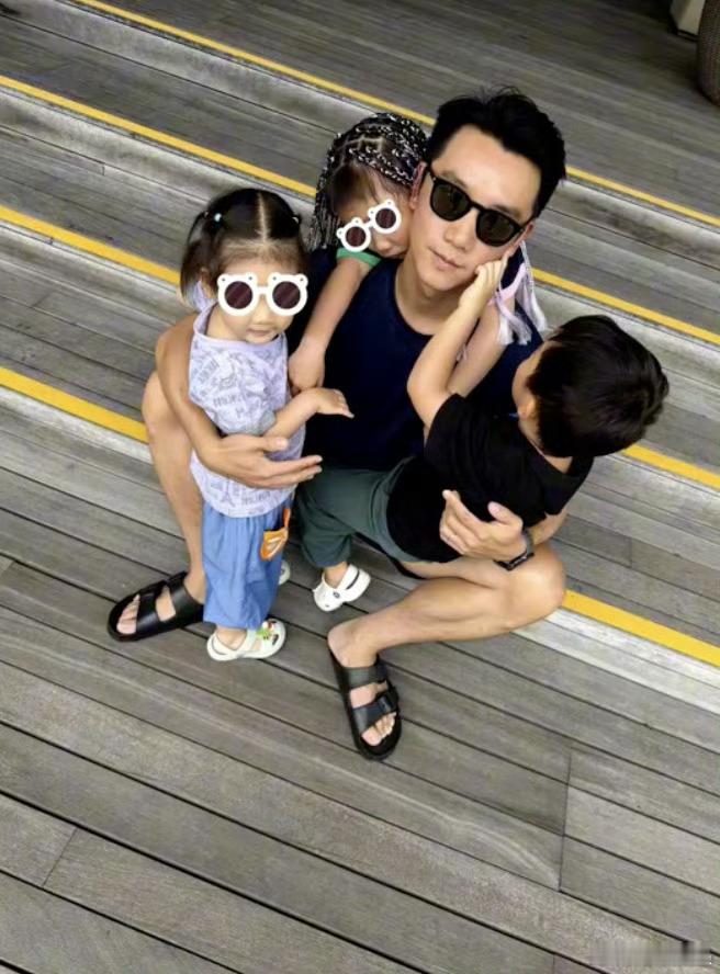 郑恺苗苗一家五口同框郑恺苗苗公开三胎小女儿苗苗终于官宣三胎小女儿了！巴厘岛vlo