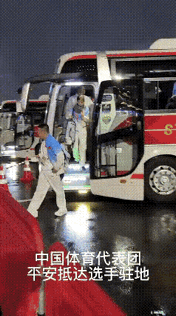 大头等男队目前还逗留机场！
莎莎等女队和教练团队是当地时间8点多到达的游轮，因为