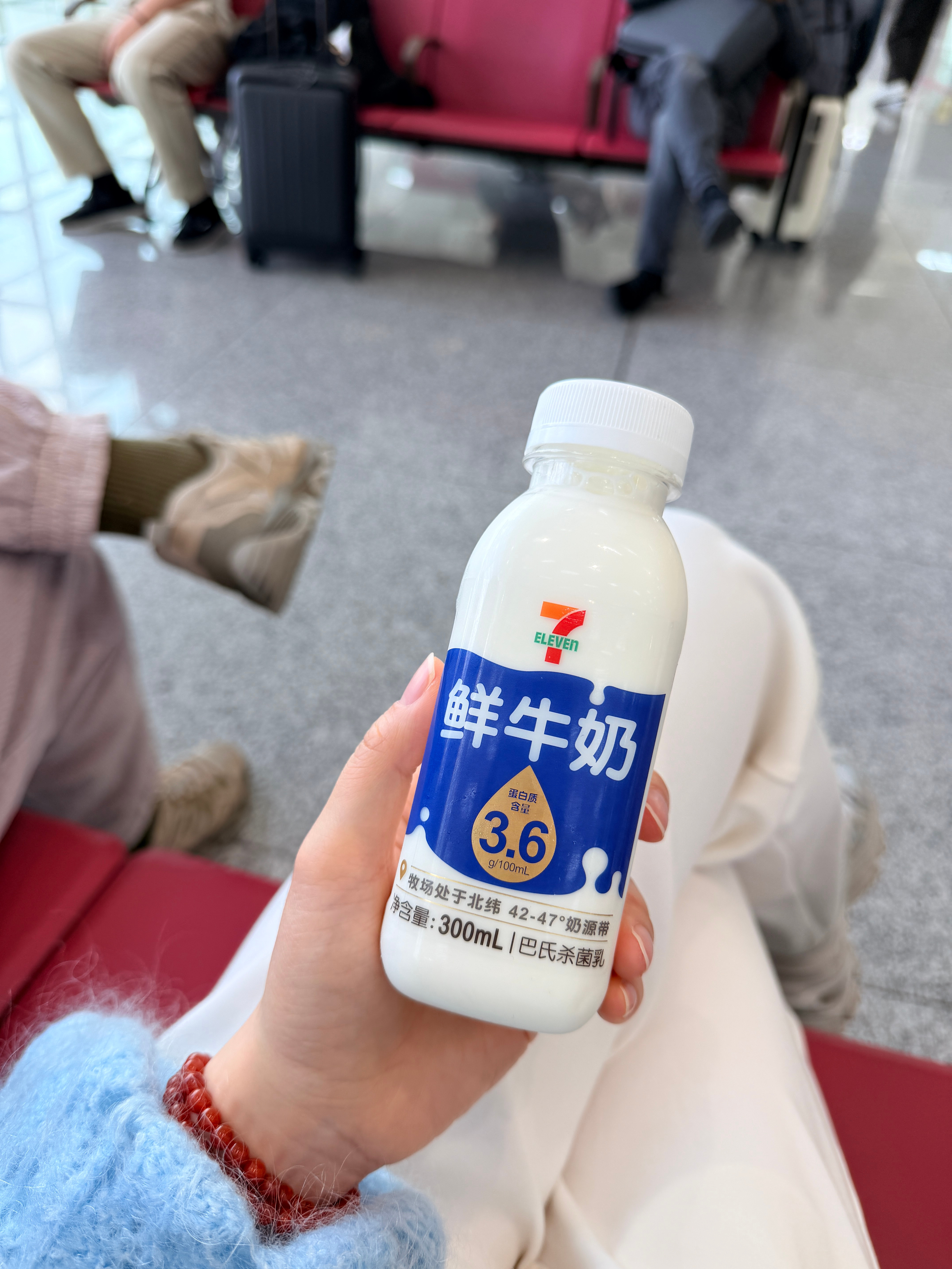 又要飞啦贴心同事给的牛奶~ 