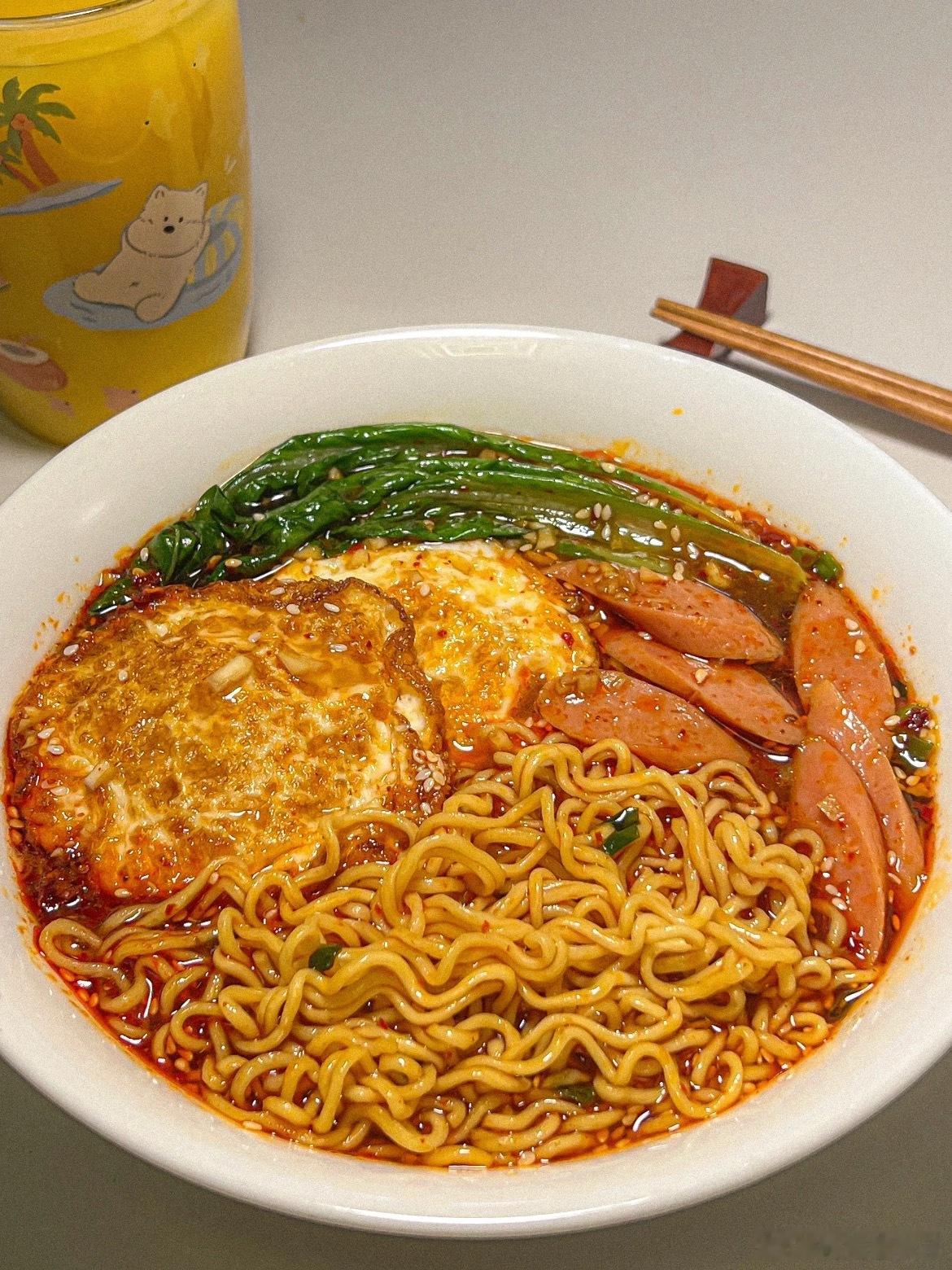 今日分享新菜：私房煎蛋面！先把煎蛋煎好，再放面煮熟，紧接着把煎蛋放进去、剪下火腿