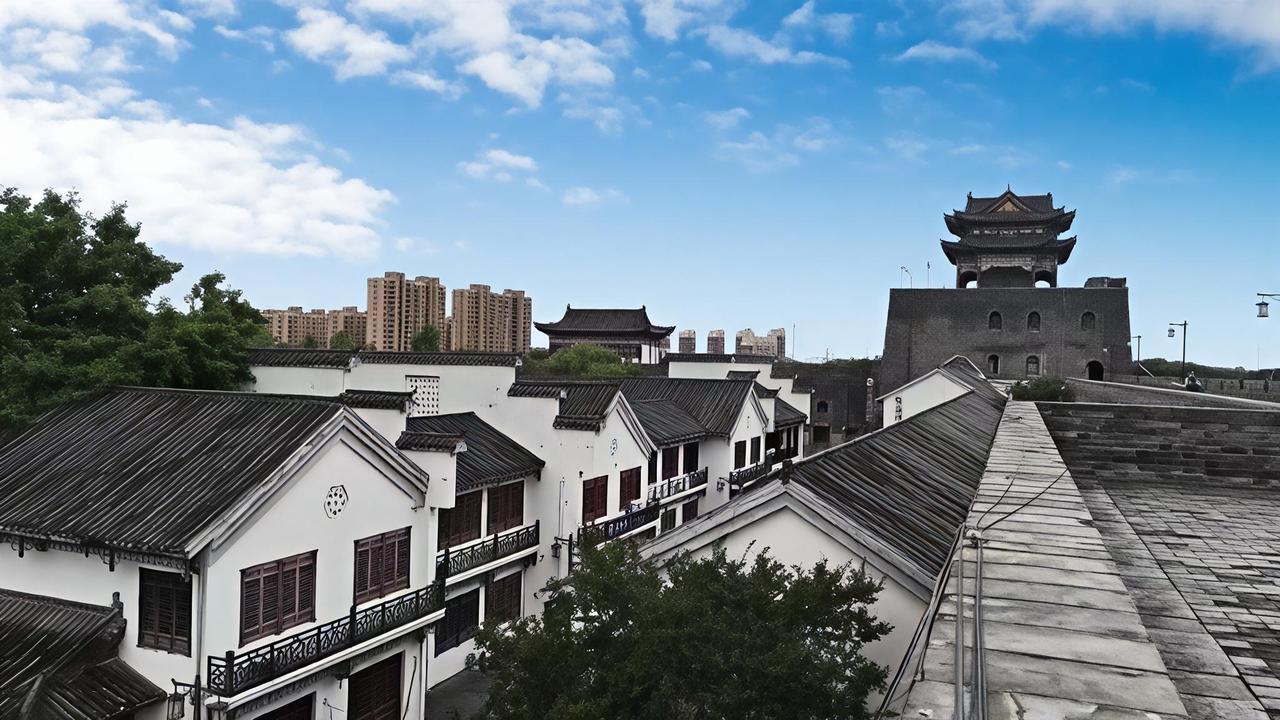 南京这天气真是让人捉摸不透。今天晴空万里，还让人寻思是不是出梅了，可天气预报说“