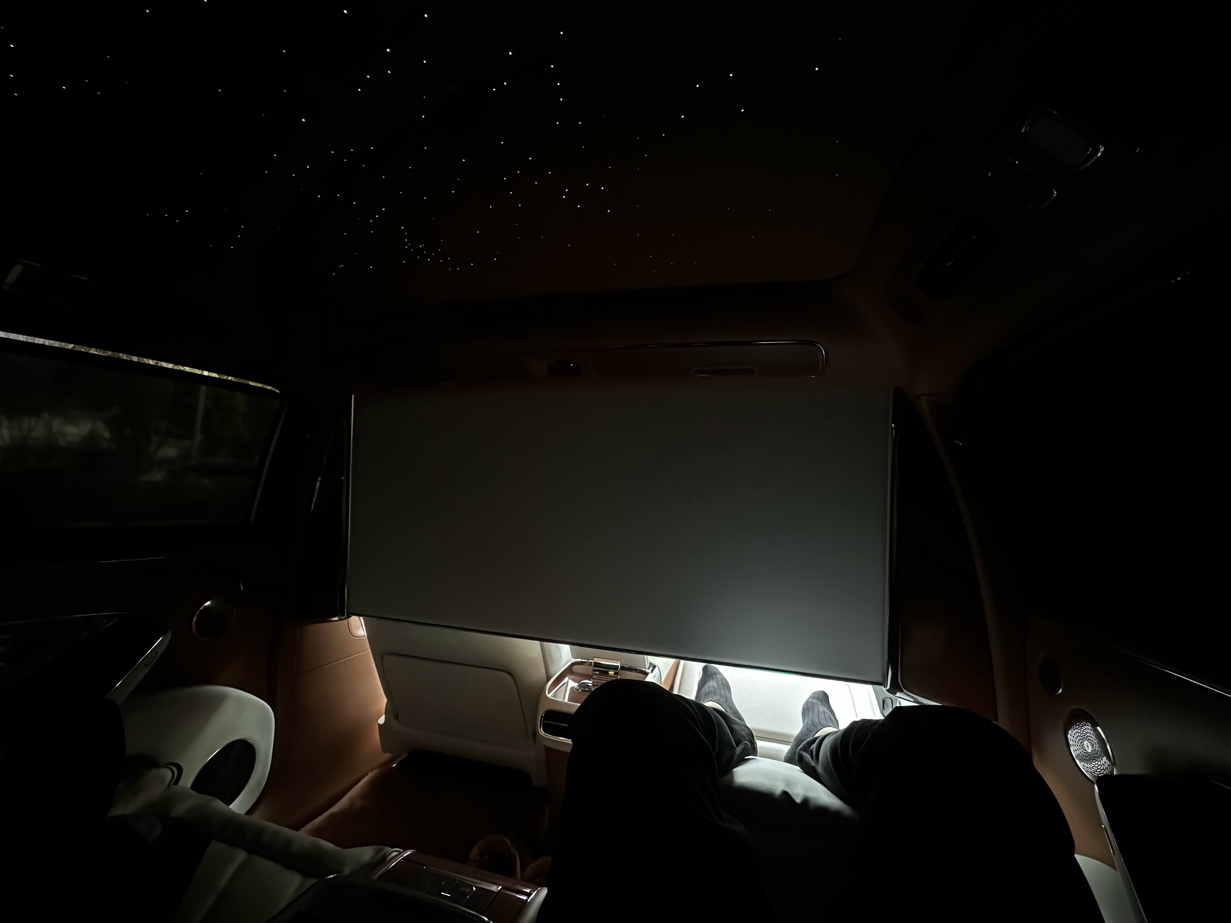 尊界S800 静谧性和私密性太好了，中午打开零重力座椅在车上睡了一觉，真舒服～