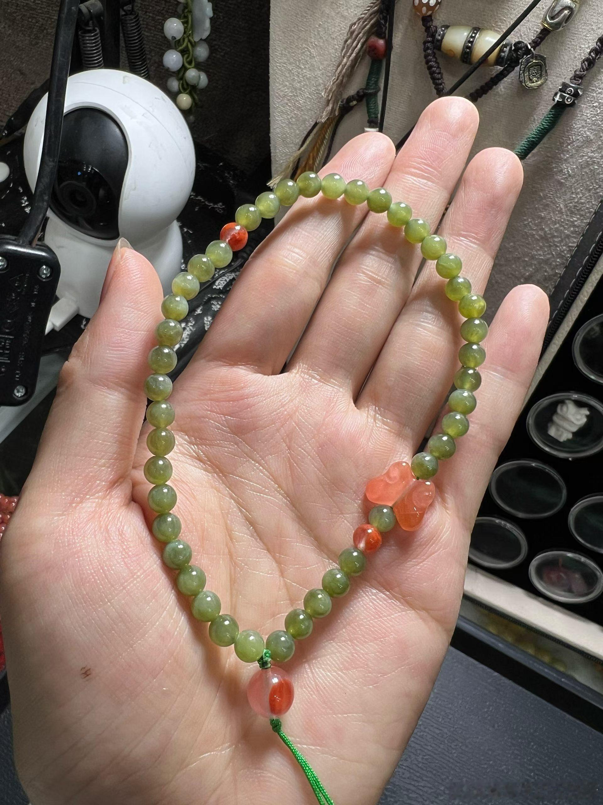 新疆和田玉手串喜欢可选 也可以私人订制 要开始编一些啦自由撰稿人 杨晓龙晓龙带你