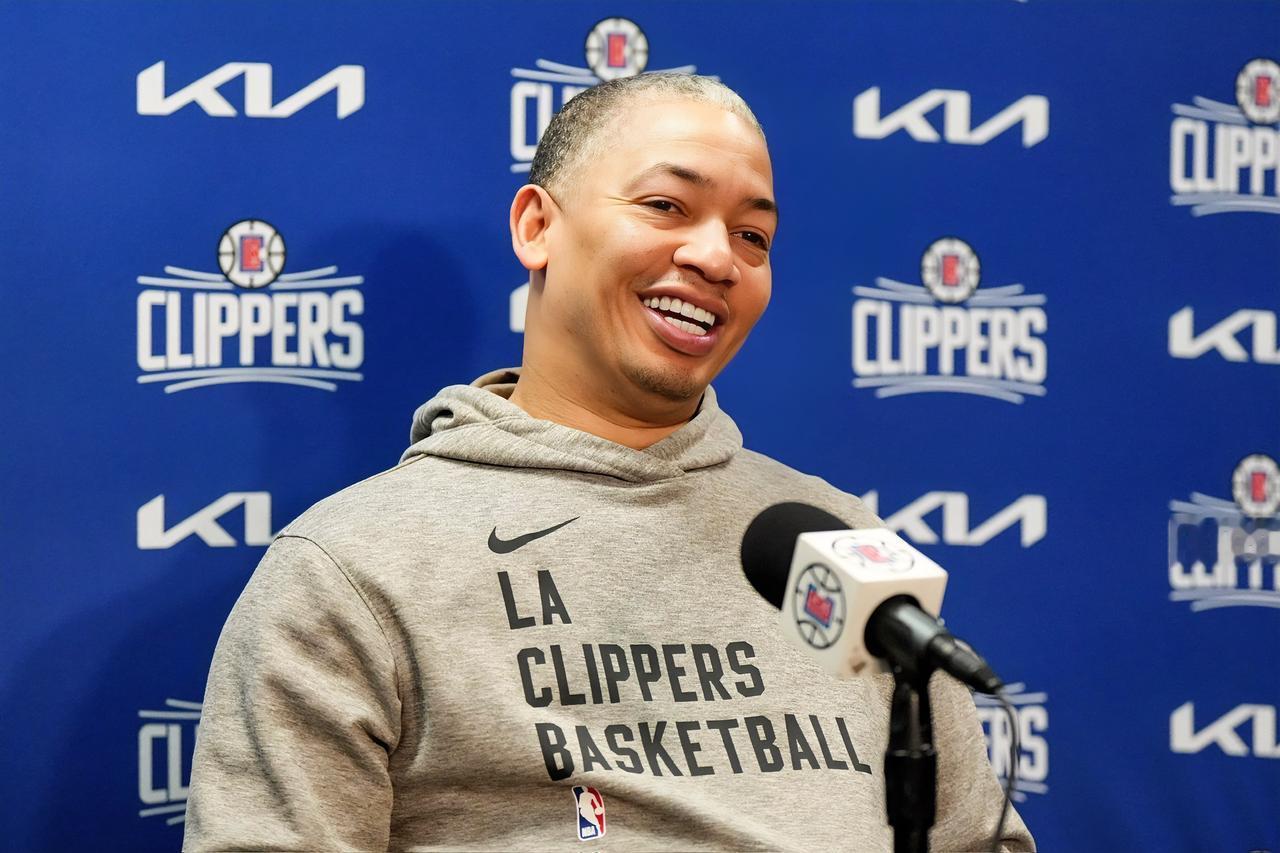 保罗：登哥，这快船看着阵容豪华，但怎么打着打着就又你一个人撑着了？？？
哈登：想