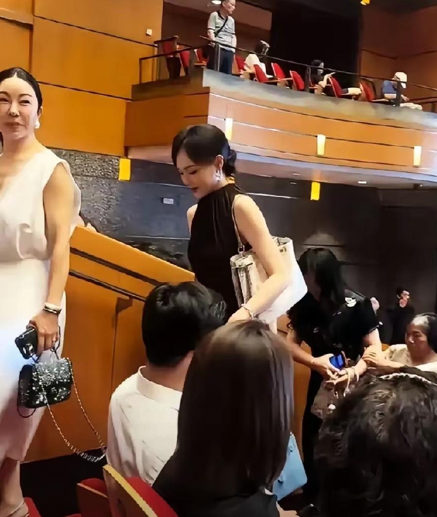 唐嫣罗晋出现在女儿的幼儿园，现场没有家长围观打招呼，连个扭头的都没有，更没有高喊