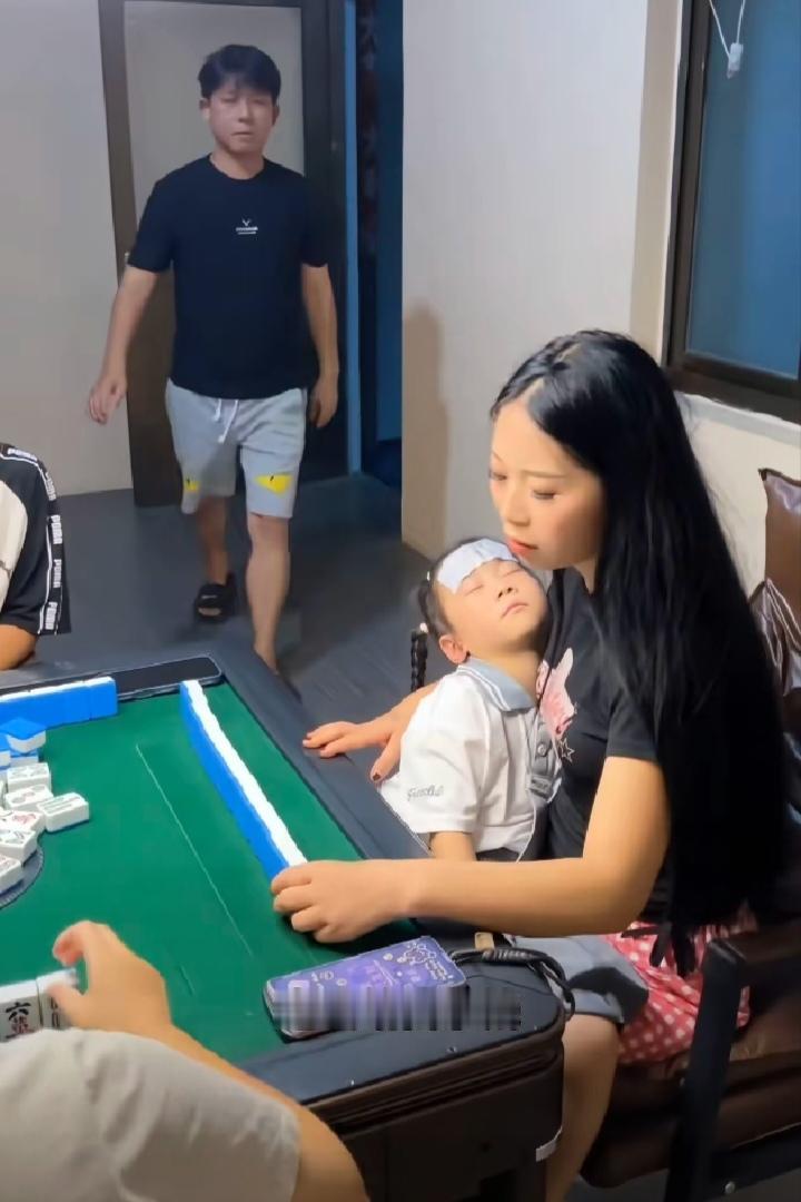 孩子不管，家不顾的女人有什么用......

老公推门进屋，从老婆手里抱过孩子，
