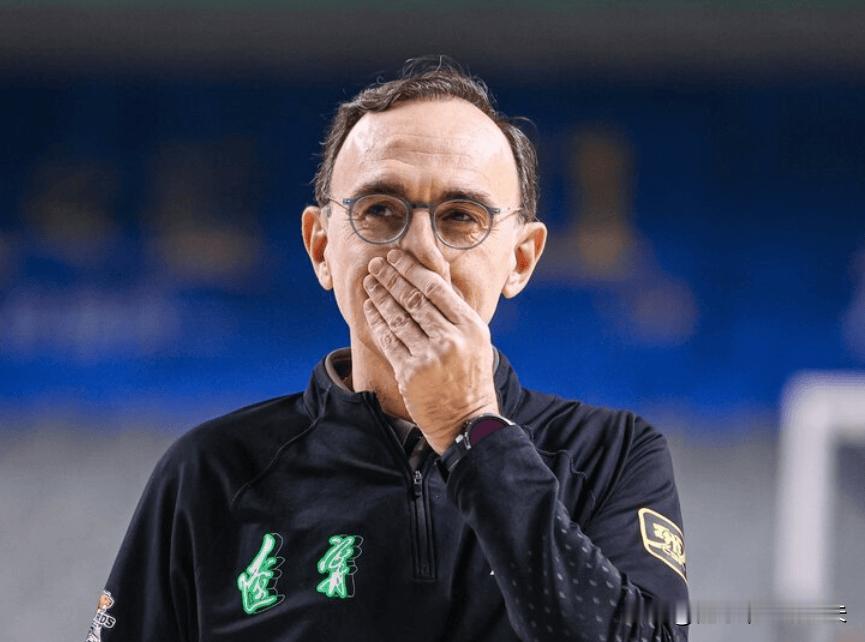 辽宁男篮打四川有欧洲篮球那个味道了，洛佩斯的战术很高级，虽然对手实力实在是太差了