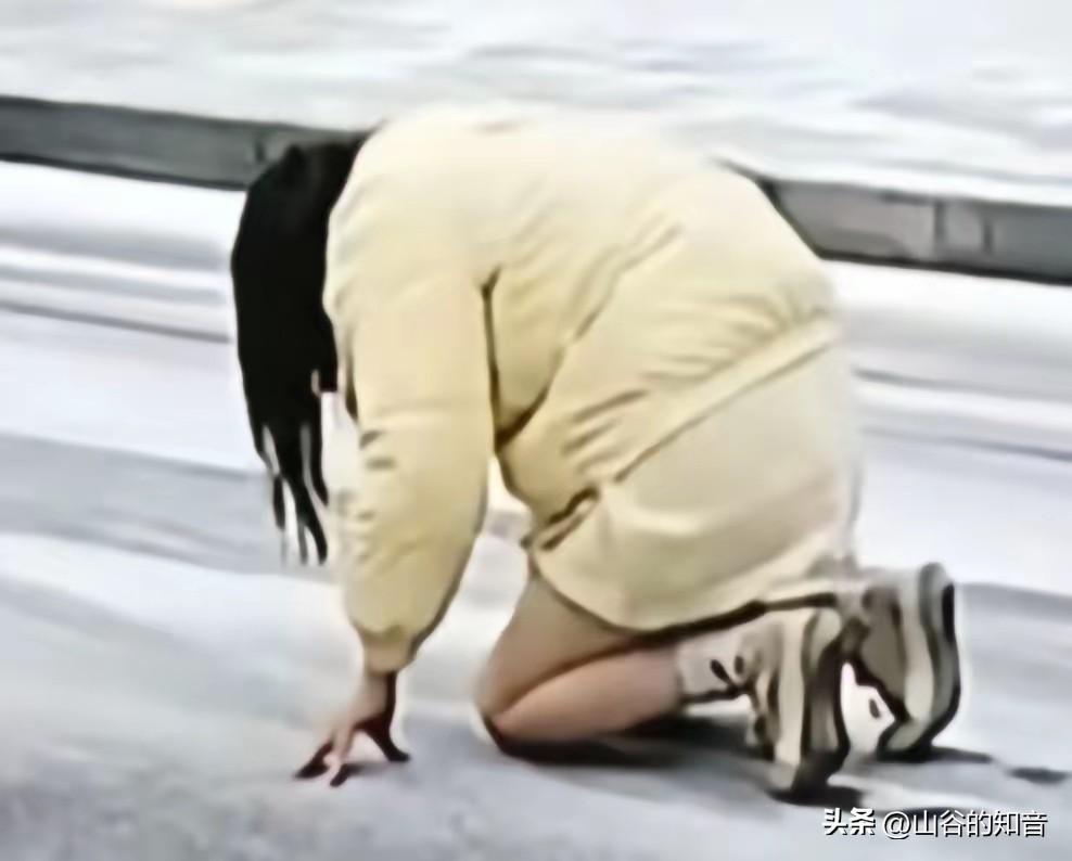 远嫁十年父亲离世，丈夫拒奔丧，女子大雪跪拜的痛，道尽远嫁的心酸
 
“远嫁的代价