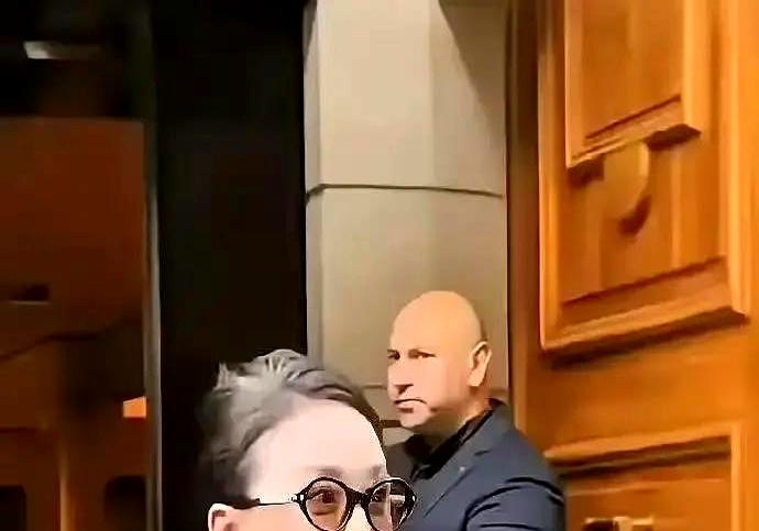 施南生追思会上，周迅没把白发藏起来，黑外套一穿，发根那一截白在灯下很扎眼。
有人