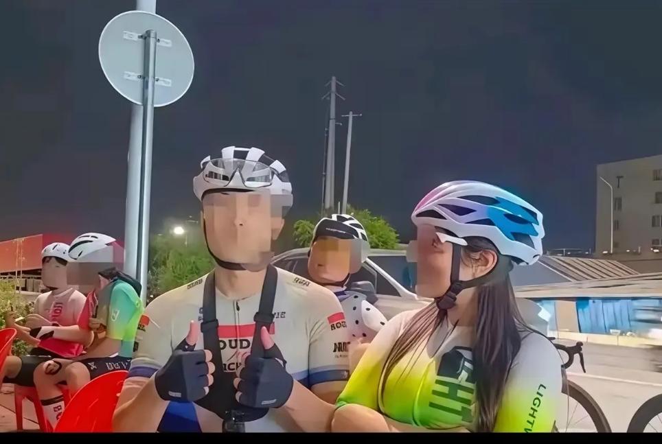 鸟哥是个已婚男。

骑行车队里的老人，约骑、吃饭、喝酒，一套流程很熟。

南宁有