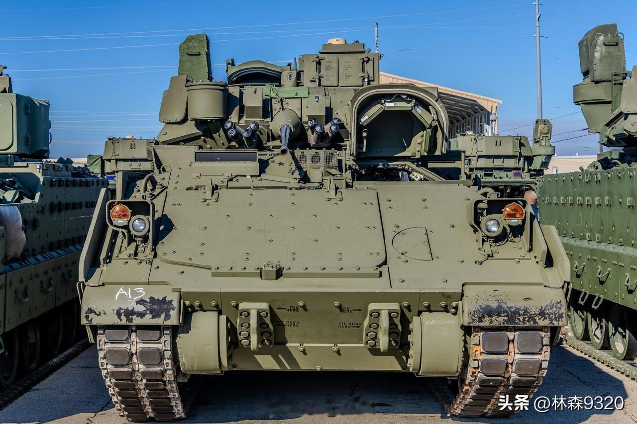 新式的 M2A4E1“布雷德利”装甲步战车已列装美军第1骑兵师第3装甲旅的第9骑