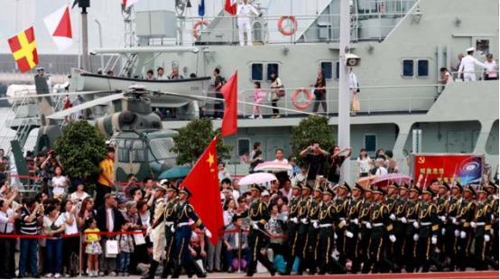 香港回归快三十年了！七百多万香港同胞里，咋就没一个本地报名穿解放军军装的？青年有