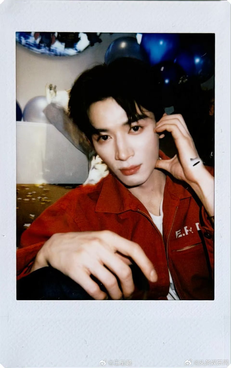 王星越生日比心拍立得来啦，生日快乐王星越生日两张拍立得王星越脸颊比心拍立得王星越