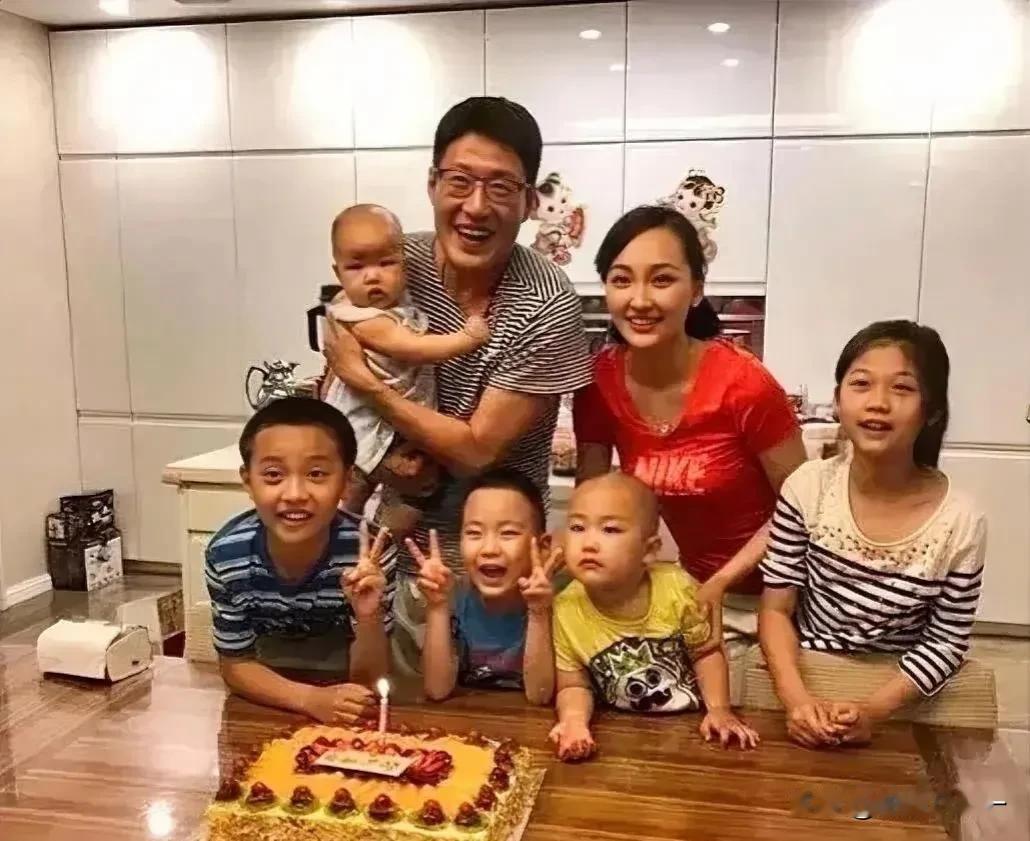 于震一家七口庆生，儿女双全妻貌美，绝对的人生赢家了#娱评大赏#