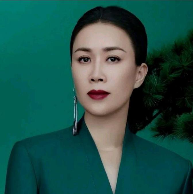 如果世上有后悔药，最先抢着吃的肯定是那英。她千不该万不该，不该在直播连线时，不合