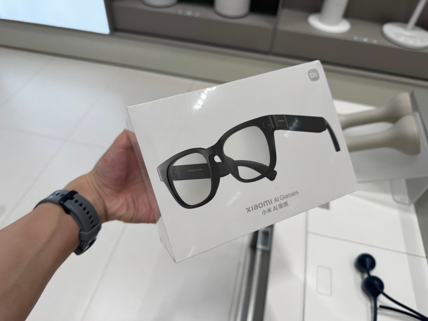 发布会结束立马冲小米线下门店拿下小米眼镜不过手上这个是的[doge]有一说一，线