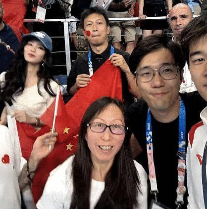 一姐为了露脸还把国旗往下压了[思考] ​​​