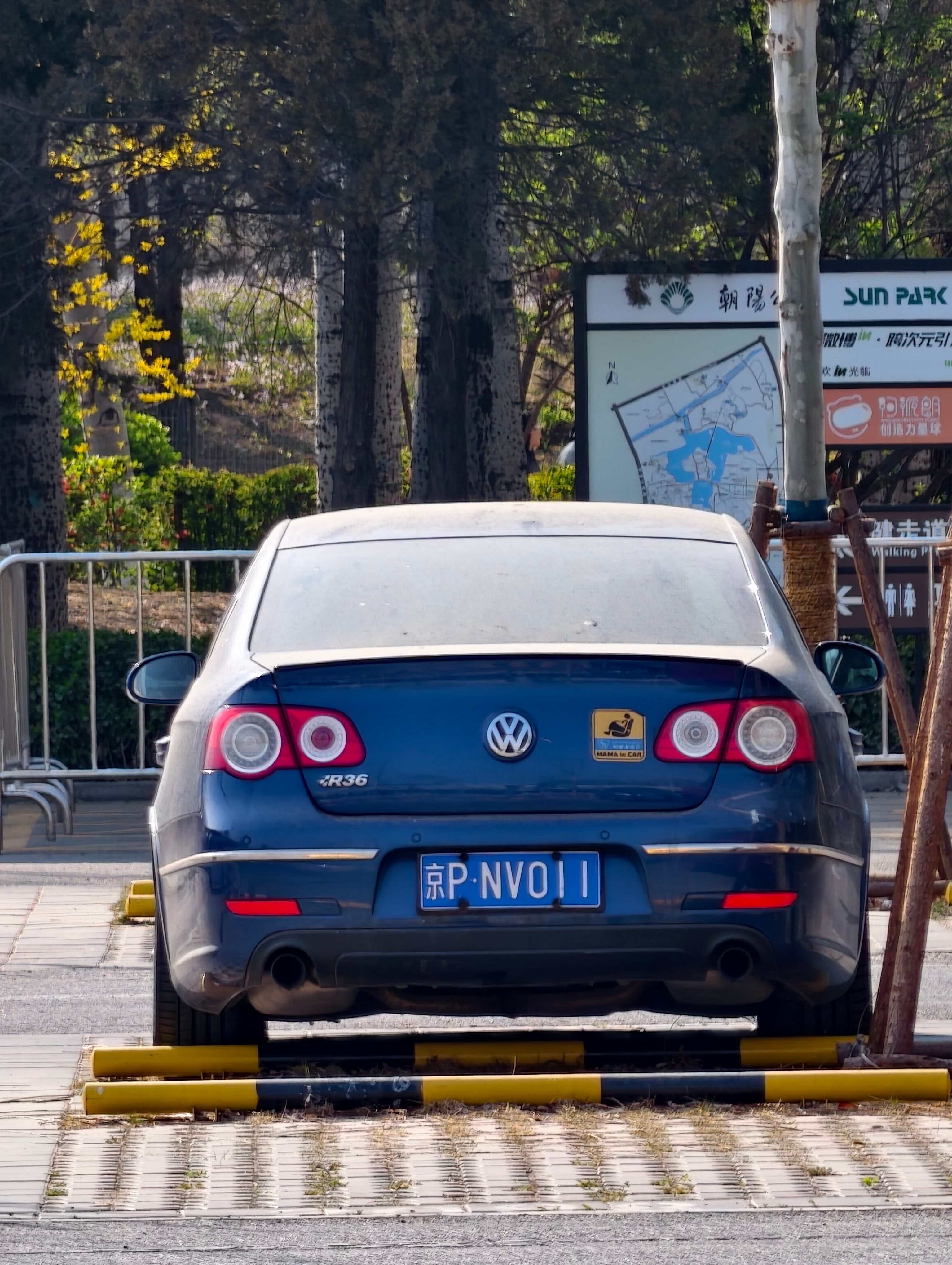 远看：自己贴膜的破大众近看：每年车船税3000大洋的六缸四驱老旧燃油车 北京