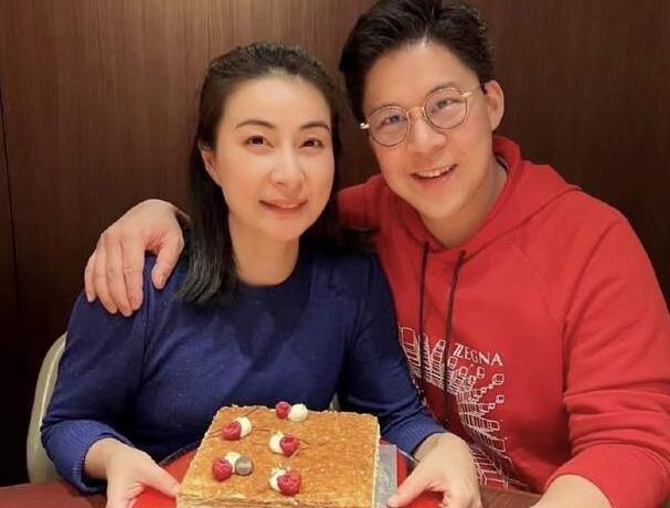 2005年，郭晶晶兴高采烈地告诉父母，自己和霍启刚恋爱的事，但母亲却说:“不行，