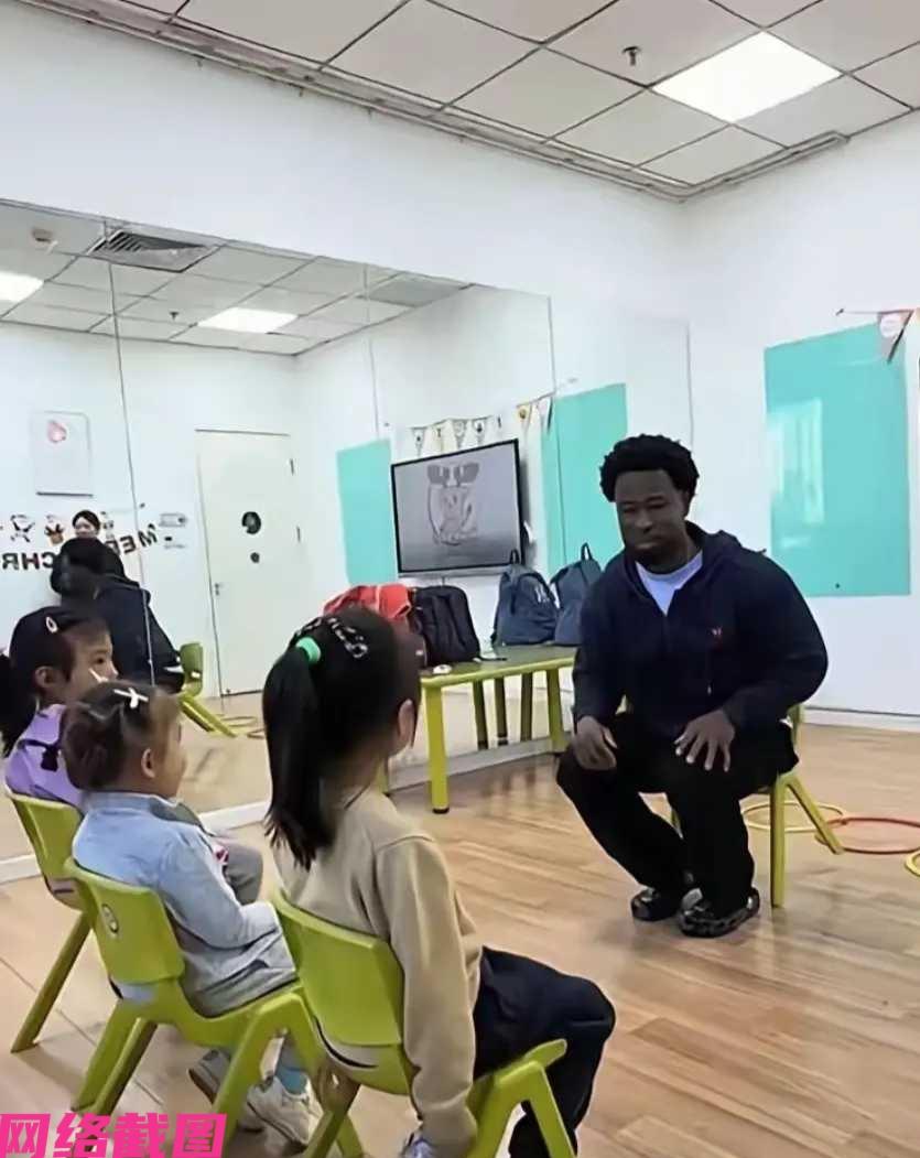 广东广州有妈妈去幼儿园时，看到园内的老师换人还是外教，妈妈不解但心里有些不乐意，