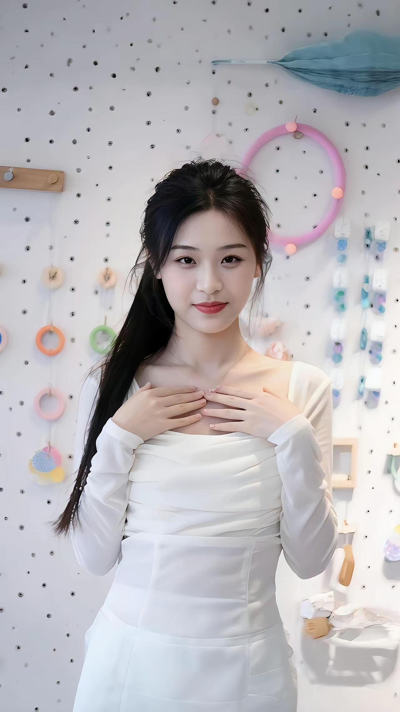 温柔甜美的白色连衣裙，搭配清新背景，尽显优雅气质！