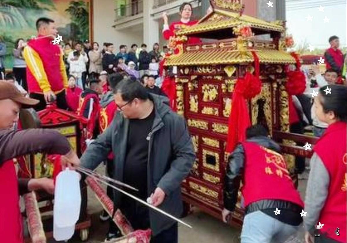 我始终觉得，人对传统与未知，该留一份刻在心底的敬畏，尤其在妈祖祭祀这类庄重的民间