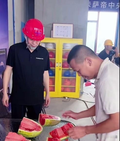全红婵迈合村新家装修曝光，卡萨帝中央空调进场施工，全爸送西瓜慰问工人。
近日，全