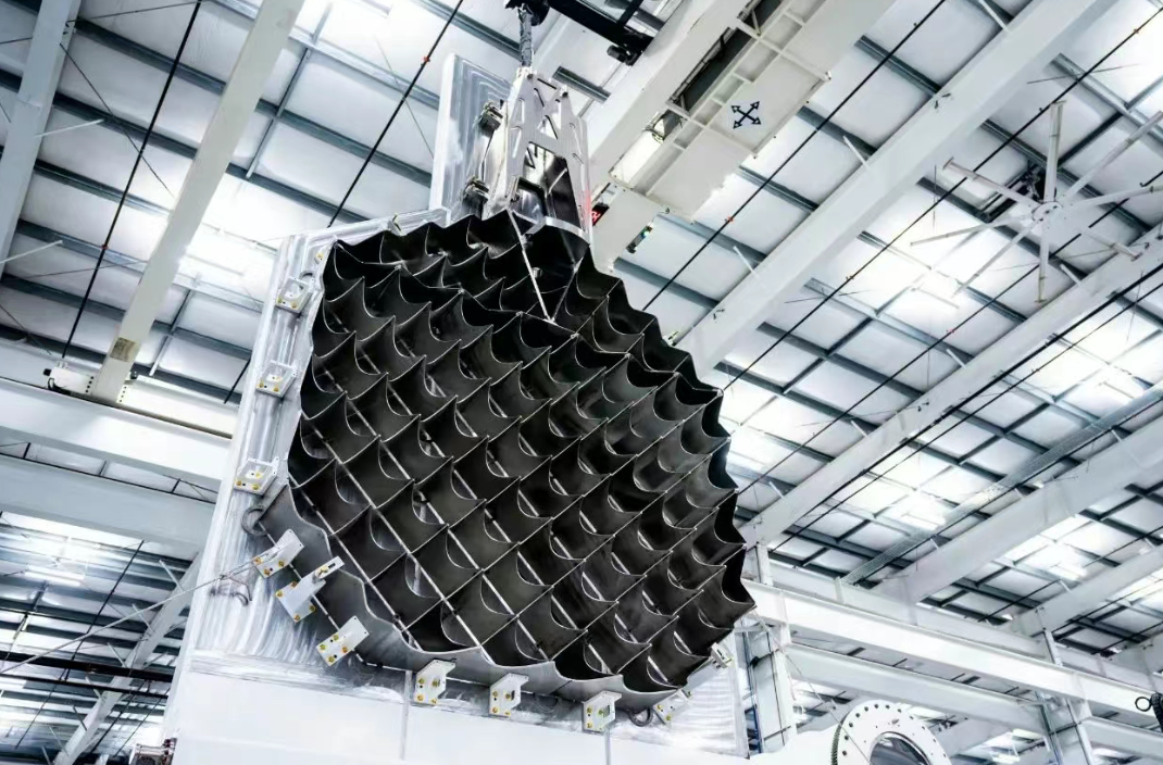 SpaceX 发布下一代超重助推器栅格鳍，重新设计的栅格鳍比之前大了50%，强度