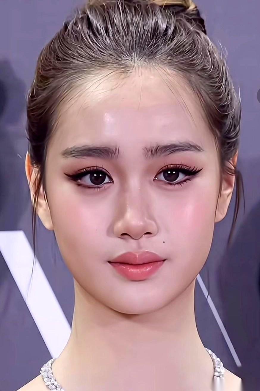 钟丽缇最小的女儿考拉，这张脸，简直就是一张顶级娱乐圈的“入场券”。
妈妈把通天大