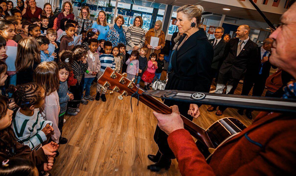 1.22 荷兰玛克西玛王后探访一所小学 