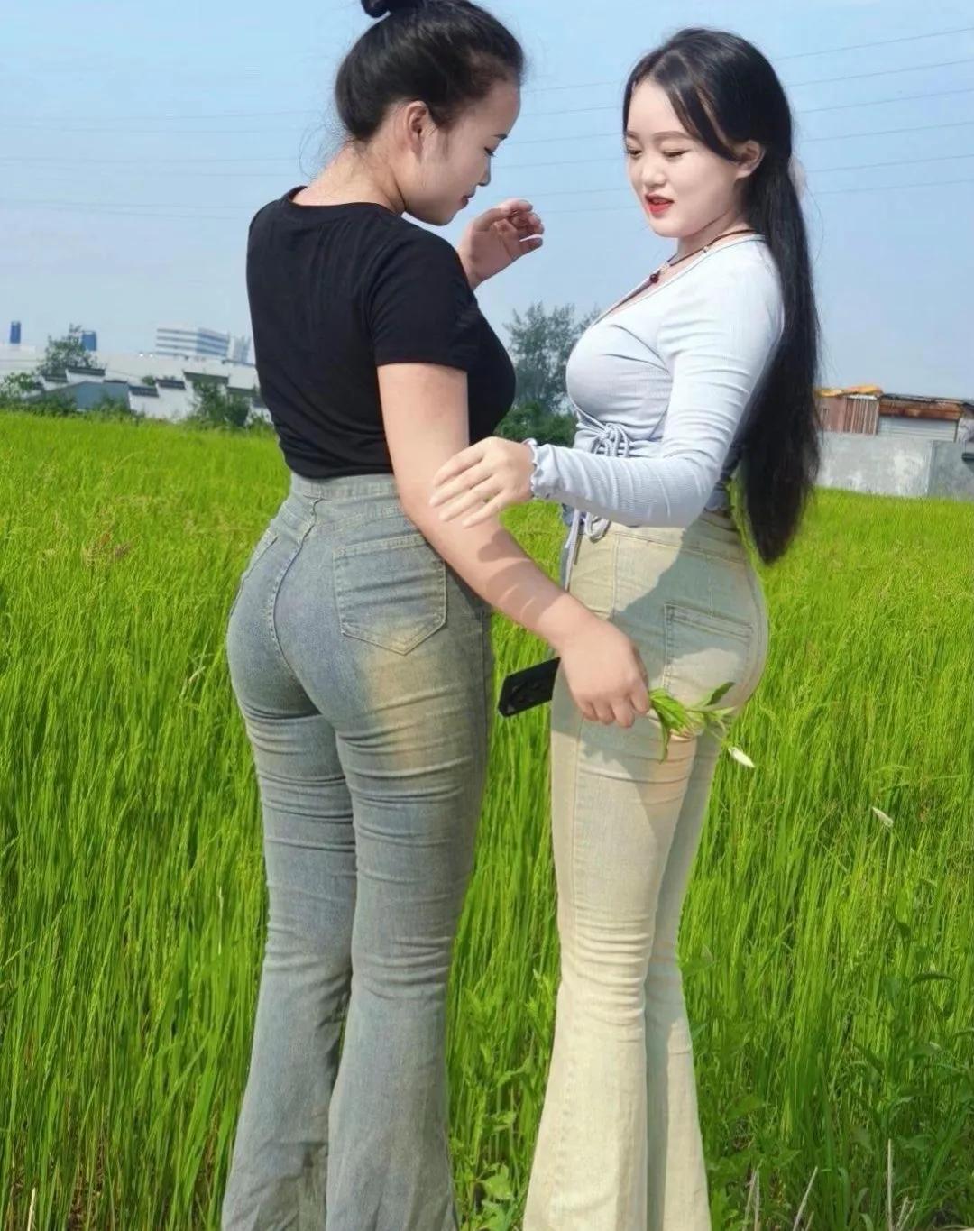 
远看是美女，近看还是美女，这两个美女身高差不多，颜值也差不多，如果让你二选一，