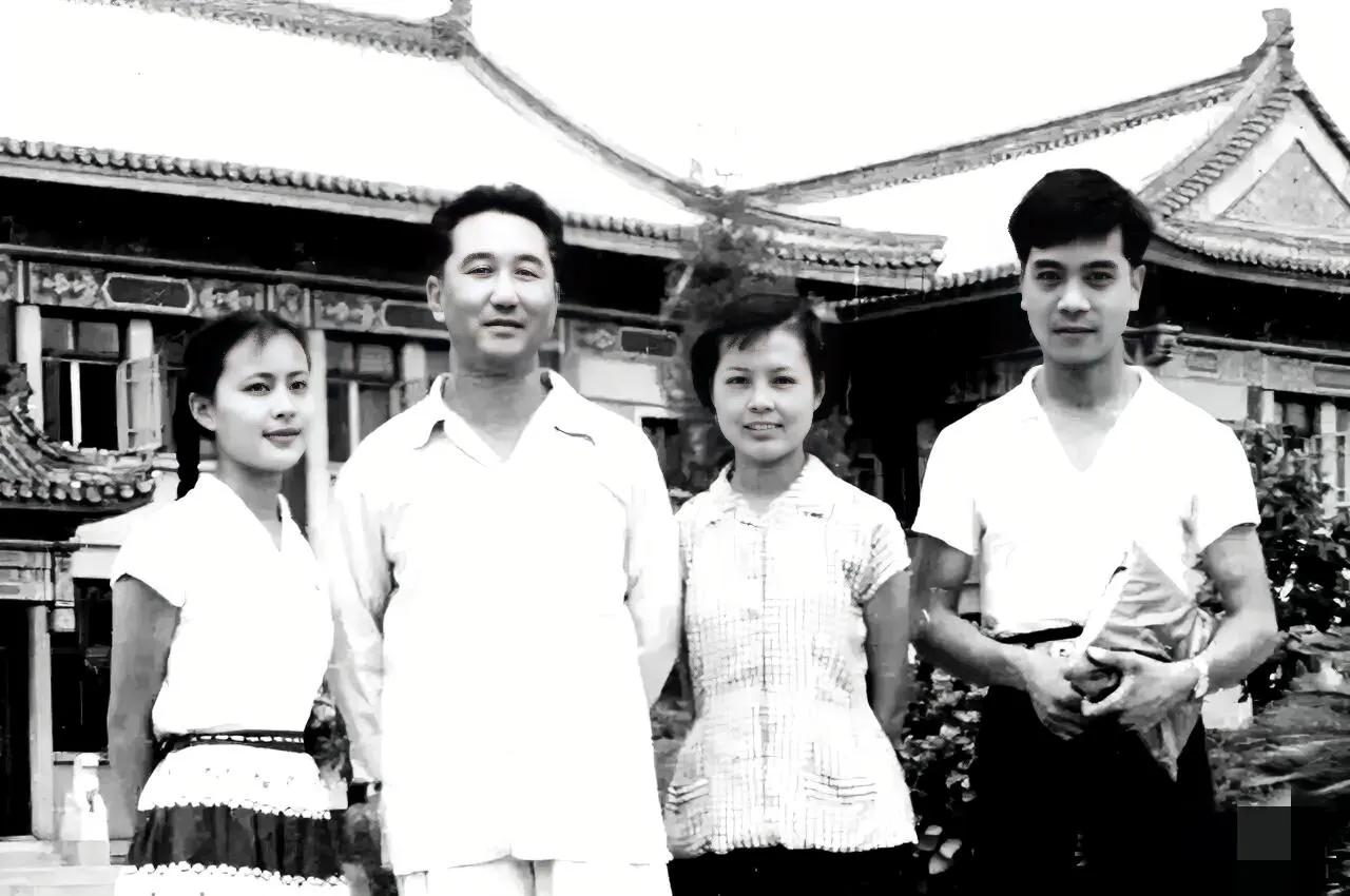 60年代，一张罕见的留影，照片中合影的四个人左起分别是：中国第一代电视人、央视第